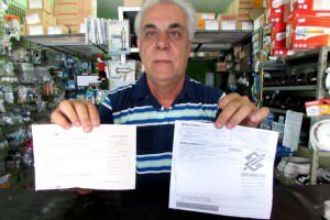 Comerciante de Laranjeiras mostra contas que, segundo ele, chegaram após o vencimento. Foto: Arquivo TN/Fábio Barcelos 