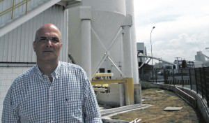 O gerente de manutenção Dirceu Soares Júnior: a Viminas garante que, desde 2008, 98% da água é reutilizada no processo industrial. Foto: Divulgação. 