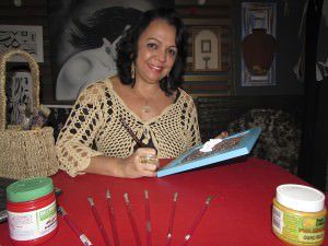 Tânia Santos oferece oficina de pintura para até dois alunos. Foto: Fábio Barcelos