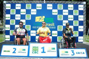 Felipe no pódio em Brasília recendo a medalha de prata. Foto: Divulgação