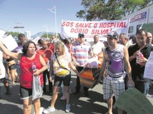Manifestantes fizeram ato no último dia 27 de março, em Laranjeiras, contra a transferência do serviço para Vila Velha. Foto: Gabriel Almeida  