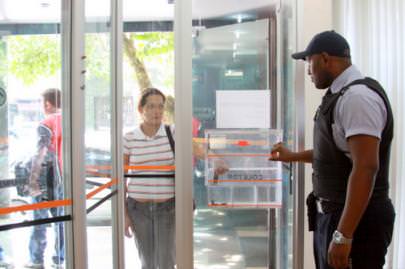 portas giratórias com detector de metais