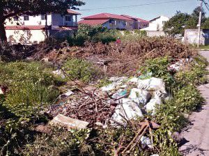 A rua santa luzia está virando um ponto viciado de descarte de lixo. Foto: Divulgação leitor