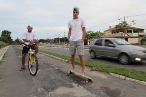 O skatista Arthur e o ciclista Lucas: risco de queda. Foto: Bruno Lyra 