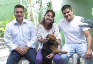 Marcos Tongo junto com Patricia Oliveira e Alexandre Xambinho, ao centro, o cachorro Bruce. Foto: Ana Paula Bonelli