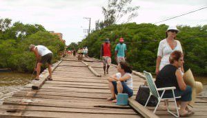 Além de passagem, a ponte é usada como área de lazer para moradores e turistas. Foto: Arquivo TN 