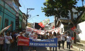 Os professores e outros servidores fizeram protesto na Serra - sede na manhã desta segunda (25): Divulgação / Internauta 