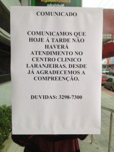 Cartaz afixado na porta da Clínica após a morte do paciente. Foto: Ana Clara Caldeira