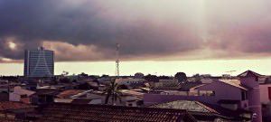 A previsão do Incaper é de sol com pancadas de chuva a tarde.