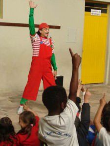 Teatro mistura brincadeira com aprendizagem. Foto: Divulgação