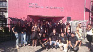 De preto, servidores fizeram ato em frente ao Fórum da Serra. Foto: Divulgação