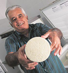 Queijo e café. São os principais produtos de José Miguel Fonseca, em Itaiobaia. Foto: Edson Reis 