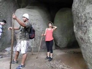 Segundo os organizadores do evento, o grau de dificuldade da caminhada é alto. Foto: Equipe Oscanela (interna)/Guardiões do Mestre (capa)