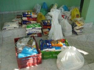 Parte dos alimentos arrecadados foram doados para a comunidade São José de Calasanz de Vila Nova de Colares. Foto: Divulgação