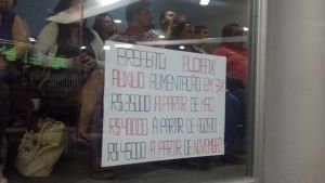 Servidores da prefeitura protestaram contra o reajuste parcelado em três vezes. Foto: Conceição Nascimento