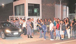 Vereadores precisaram de escolta policial para deixar a Câmara da Serra de carro. Foto: Edson Reis 