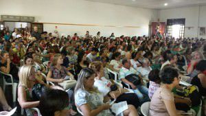 Professores da Serra em assembleia: categoria não concorda com índice nem parcelamento de reajuste. Foto: Divulgação 