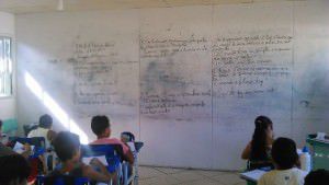 Além da sala improvisada de PVC, professores e estudantes não tinham quadro para escrever. Foto: Divulgação / Internauta