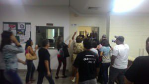 Sindicalistas e servidores invadiram a Câmara da Serra nesta quarta-feira (17). Foto: Leitor TN