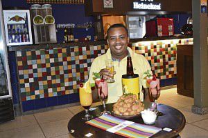O subgerente André Nascimento - o 'Sorrisinho' mostra o kieber e os drinks oferecidos pela casa. Foto: Ana Paula Bonelli