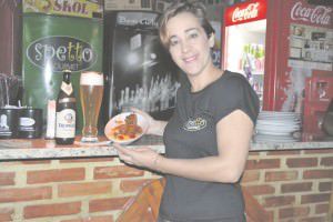 A gerente uruguaia Jenny Perez com o espetinho de filé mignon, especialidade da casa ao lado das cervejas gourmets. Foto: Ana Paula Bonelli