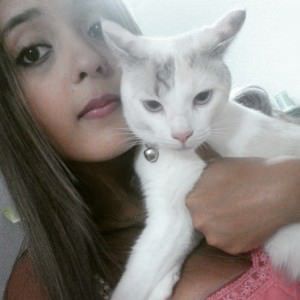 A idealizadora do UPA-ES com um gatinho resgatado. Foto: Divulgação