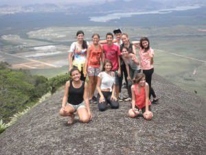 Grupo no topo do Mestre Álvaro a 833 metros de altitude. Foto: Divulgação