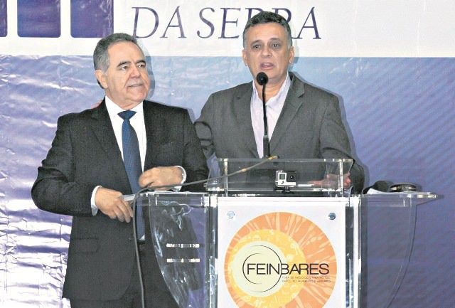 O prefeito Audifax Barcelos (à direita) com o secretário de Desenvolvimento Econômico, Erly Vieira, no lançamento do Plano. Foto: Joatan Alves