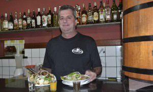 Nico mostrando as especialidades do bar: porquinha na lama e costela na água com as batidas de Maracujá e Meladinho. Foto: Ana Paula Bonelli
