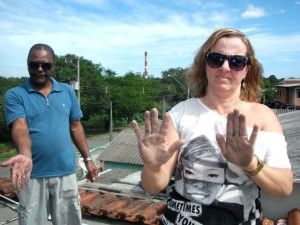 Moradores de Cidade Continental mostram o pó preto com a chaminé da Arcelor ao fundo. Foto: Bruno Lyra 01 - 07 - 15