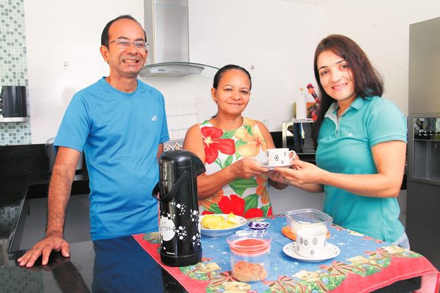 A doméstica Maria de Souza serve café para Rosângela e seu marido, que optaram por assinar a carteira de profissional. Foto: Edson Reis