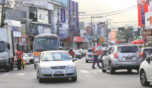 Trânsito na Avenida Central. Melhorar a mobilidade para motoristas, ciclistas e pedestres é o desafio. Foto: Edson Reis