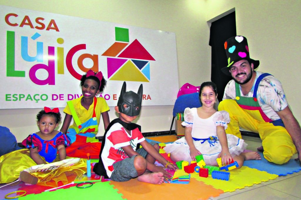 Recreadores divertindo a criançada em uma das colônias em Laranjeiras