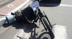 A moto ficou estacionada durante  toda a manhã na rua Euclides da Cunha, em Laranjeiras e atraiu olhares de muitos curiosos. Foto: Gabriel Almeida