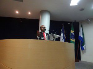 O vereador Gilmar Carlos (PT) fez uso da palavra para defender o projeto. Foto: Conceição Nascimento