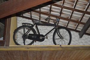 Bicicleta da década de 60 que faz parte da decoração do bar. Foto: Rafael Lustoza