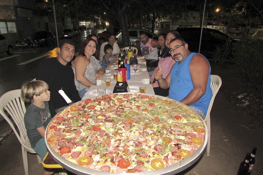 A pizza tem 90 centimétricos e serve até 25 pessoas. Foto: Fábio Barcelos  