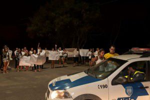 Moradores conversam com policiais durante o protesto da última quinta (20). Foto: Beto Morais