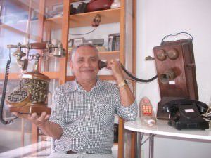 Oliveira tem peças históricas, réplicas e até aparelhos curiosos como o sapato de acrílico. Foto: Bruno Lyra