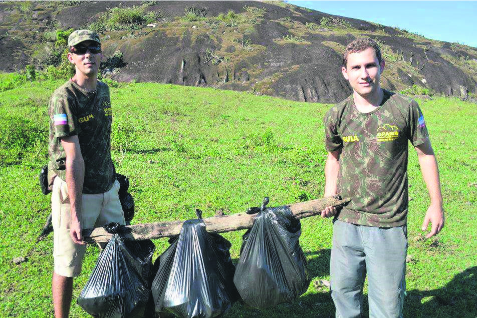 Ativistas do GPMA recolhem lixo na área de preservação ambiental. Foto: Divulgação