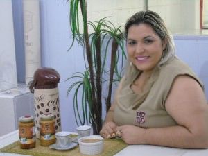 A barista Cristina Pascoli mostra o delicioso Café Caramello. Foto: Divulgação
