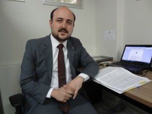 O defensor Público Rafael Portella explicou aos moradores as possibilidades legais para evitar a perda dos imóveis. Foto: Conceição Nascimento