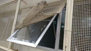 Os criminosos entraram pela janela da escola. Foto: Divulgação, internauta
