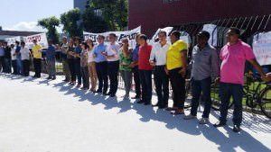 Manifestantes realizaram o abraço simbólico ao  Fórum. Foto: Divulgação Leitor
