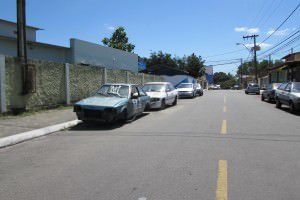 Os carros estão em frente a Unidade Básica de Saúde do bairro. Foto: Fábio Barcelos 