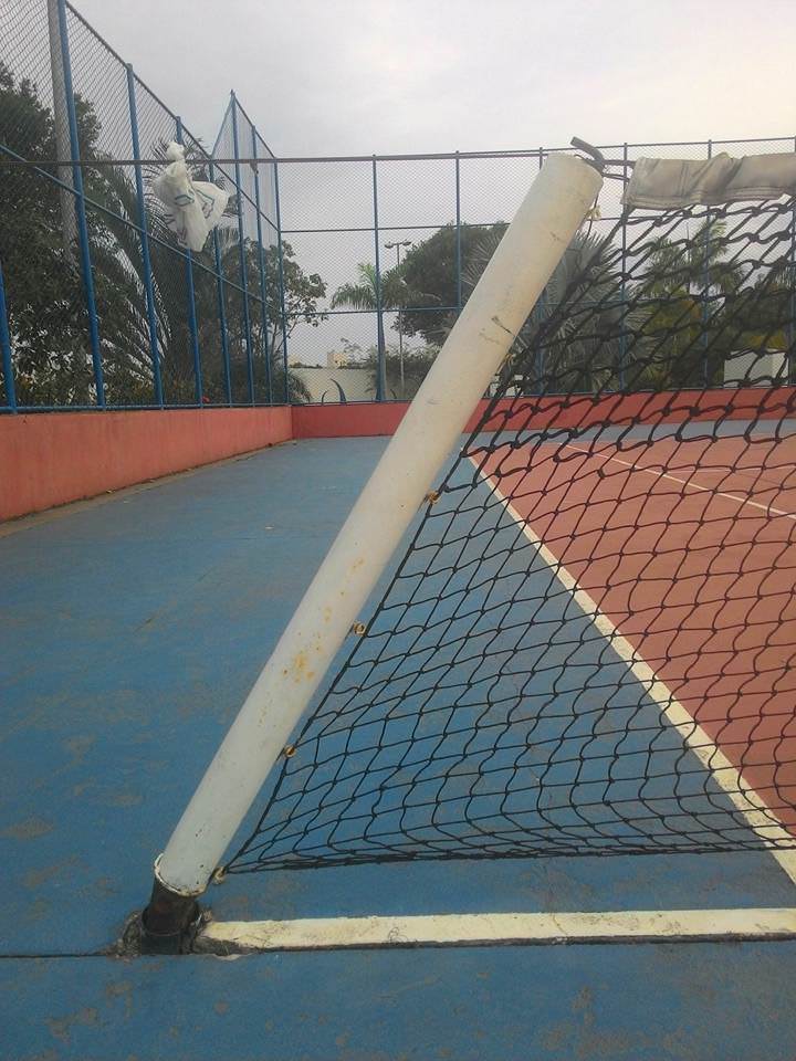 A estrutura da rede está quase quebrando. Foto: Divulgação/Leitor