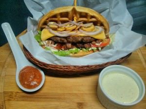 Entre as satrações gastronômicas está o sanduíche da Waffle Burger. Foto: Divulgação
