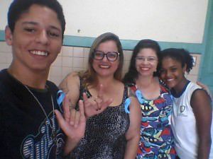 As professoras de libra Cláudia e Lucinéia com os alunos surdos Samuel e Ana Cecília. Foto: Divulgação