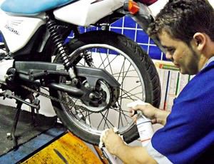 Um dos cursos oferecidos é o de mecânico de motos. Foto: Divulgação