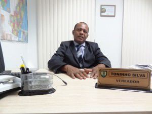 Toninho Silva (PMDB) assina o projeto. Foto: Conceição Nascimento